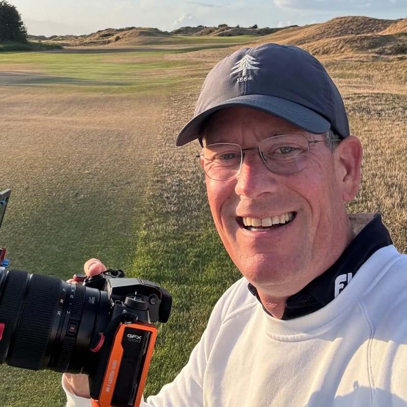 Peter van Weel, lachend, met zijn camera